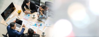 İş adamları grup toplantısı ofisteki en geniş bakış açısından çekildi. İş kadınları, iş adamları ve ofis çalışanları, proje planlama belgeleriyle takım konferansında toplantı masasında çalışıyorlar. .