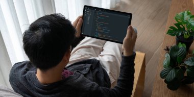 Model uygulama ve program kodlaması için bilgisayar ekranında yazılım geliştirme programlama