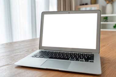 Tasarımınız için mod bilgisayardaki beyaz boş ekran monitör ekranında maket yapın