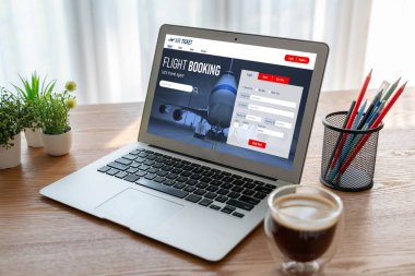 Online uçuş rezervasyon sitesi mod rezervasyon sistemi sağlar. Seyahat teknolojisi kavramı .