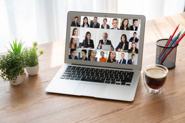 İş dünyasından iş adamlarının modern sanal grup toplantısı için video konferansındaki iş adamları