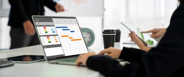 Ekip projesinin zaman çizelgesini gösteren bilgisayar ekranında, modern iş projesi yönetimi için proje planlama yazılımı