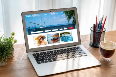 Model arama ve seyahat planlama için internet sitesi uçuş, otel ve tur rezervasyonları için anlaşma ve paket sunuyor