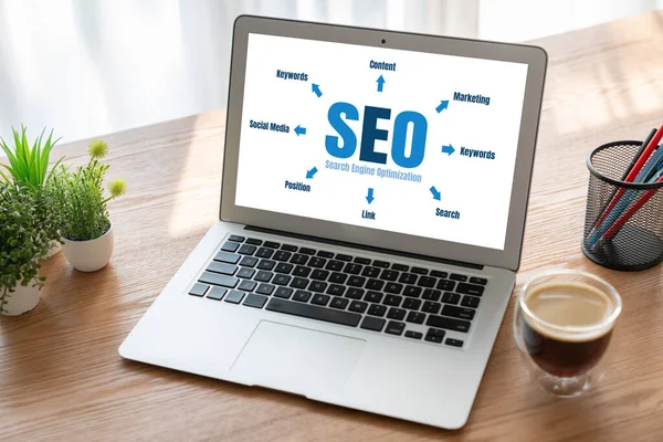 Model e-ticaret için SEO arama motoru optimizasyonu ve bilgisayar ekranında gösterilen çevrimiçi perakende işi