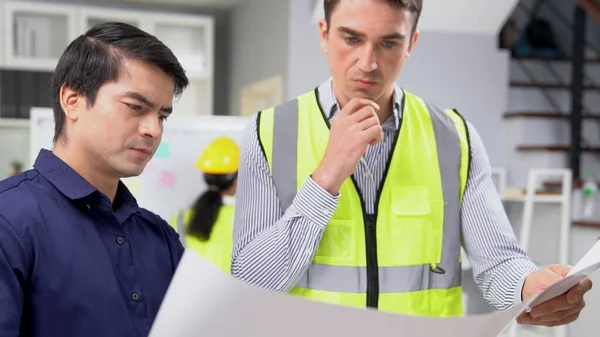 Competent Investor Investor Discuss Brainstorm Engineers Blueprints Construction Plans Putting — Stockfoto