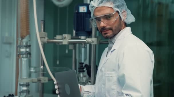 Portrait Man Scientist Uniform Working Curative Laboratory Chemical Biomedical Experiment — 图库视频影像