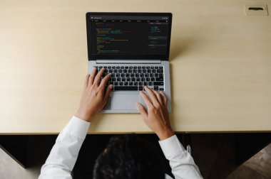 Model uygulama ve program kodlaması için bilgisayar ekranında yazılım geliştirme programlama