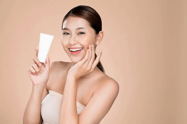 Ardent Woman Smiling Holding Mockup Product Advertising Text Place Light — 图库照片