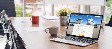 Online uçuş rezervasyon sitesi mod rezervasyon sistemi sağlar. Seyahat teknolojisi kavramı .