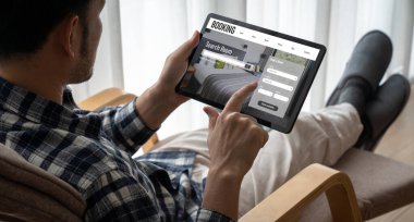 Çevrimiçi otel konaklama rezervasyon sitesi mod rezervasyon sistemi sağlar. Seyahat teknolojisi kavramı .