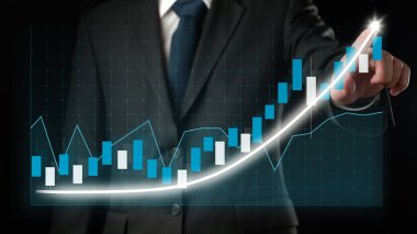 İşadamı, ticari kar artışının gelecekteki hedefe arttığını gösteren imalı bir tablo çizdi. Şirket işlerinin yükselmesi için mükemmel bir mali durum. Finans ve para teknolojisi .