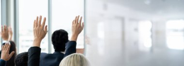 Seminer konferansında toplanan bir grup iş adamı daha geniş bir görüşe sahip. Seyirciler, çalışanların eğitim seanslarındaki eğitmenleri dinliyor. Konuşmacıyla ofis çalışanları toplantısı .