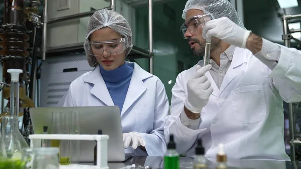 Két Hivatásos Egyenruhás Tudós Akik Vegyi Orvosbiológiai Kísérleteket Végeznek Laboratóriumban — Stock Fotó
