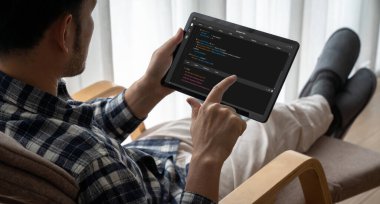 Model uygulama ve program kodlaması için bilgisayar ekranında yazılım geliştirme programlama