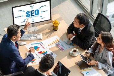 Model e-ticaret için SEO arama motoru optimizasyonu ve bilgisayar ekranında gösterilen çevrimiçi perakende işi