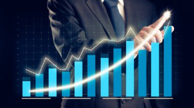 İşadamı, ticari kar artışının gelecekteki hedefe arttığını gösteren imalı bir tablo çizdi. Şirket işlerinin yükselmesi için mükemmel bir mali durum. Finans ve para teknolojisi .