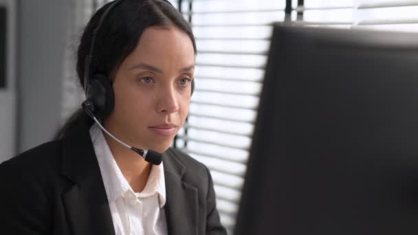 Competent African American Female Operator Working Computer While Talking Clients — Vídeo de stock