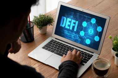 Model bilgisayar ekranında merkezi olmayan finans veya DeFi kavramı. Defi sistemi yeni yatırım ve tasarruf seçenekleri sunuyor .