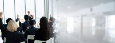 Seminer konferansında toplanan bir grup iş adamı daha geniş bir görüşe sahip. Seyirciler, çalışanların eğitim seanslarındaki eğitmenleri dinliyor. Konuşmacıyla ofis çalışanları toplantısı .