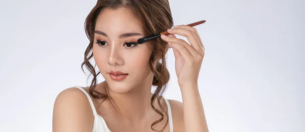 Gorgeous Young Woman Putting Black Mascara Her Long Eyelashes Brush — ストック写真