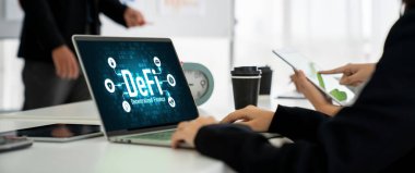 Model bilgisayar ekranında merkezi olmayan finans veya DeFi kavramı. Defi sistemi yeni yatırım ve tasarruf seçenekleri sunuyor .