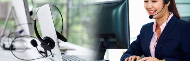 Ofiste çalışan kulaklık takan işadamları uzak müşteri veya meslektaşlarını desteklemek için geniş görüşlü çalışırlar. Çağrı merkezi, tele pazarlama, müşteri destek acentesi telefon görüşmesinde hizmet sağlar.
