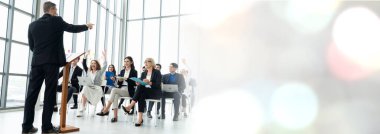 Seminer konferansında toplanan bir grup iş adamı daha geniş bir görüşe sahip. Seyirciler, çalışanların eğitim seanslarındaki eğitmenleri dinliyor. Konuşmacıyla ofis çalışanları toplantısı .