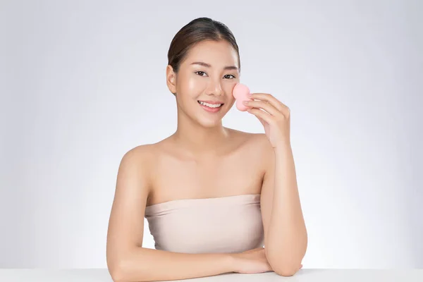 Gorgeous Woman Applying Her Cheek Dry Powder Portrait Younger Perfect — Foto Stock