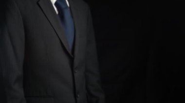 İş adamı, bulut hesaplama ağı imalı teknolojisinin hologramını gösterdi. Sanal artırılmış gerçeklik, geleceksel HUD oluşturmak için 3 boyutlu görüntüleme ve animasyon ile oluşturulmuştur. .