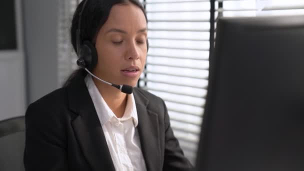 Competent African American Female Operator Working Computer While Talking Clients — Vídeo de stock