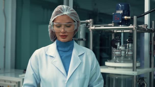 Portrait Woman Scientist Uniform Working Curative Laboratory Chemical Biomedical Experiment — 图库视频影像