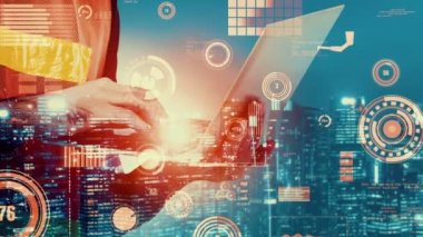 Gelecekteki bina inşaatı ve HUD hologram grafik tasarımı ile yaratıcı mühendislik projesi konsepti. İnşaat mühendisi, mimar ya da inşaat işçisi modern sivil teknoloji ile çalışıyor..