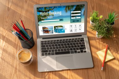 Çevrimiçi otel konaklama rezervasyon sitesi mod rezervasyon sistemi sağlar. Seyahat teknolojisi kavramı .