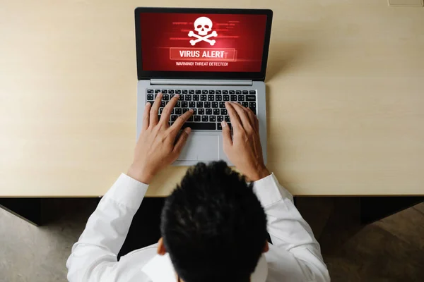 Peringatan Virus Pada Layar Komputer Terdeteksi Ancaman Cyber Modish Hacker — Stok Foto