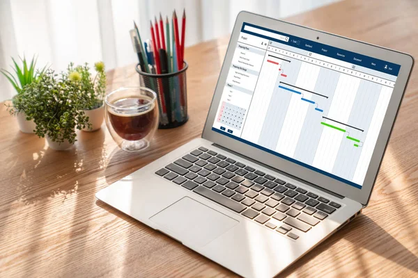 Ekip projesinin zaman çizelgesini gösteren bilgisayar ekranında, modern iş projesi yönetimi için proje planlama yazılımı