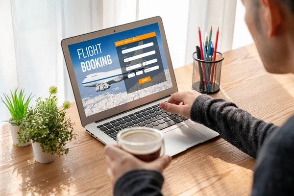 Online uçuş rezervasyon sitesi mod rezervasyon sistemi sağlar. Seyahat teknolojisi kavramı .