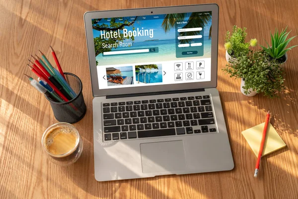 Çevrimiçi otel konaklama rezervasyon sitesi mod rezervasyon sistemi sağlar. Seyahat teknolojisi kavramı .
