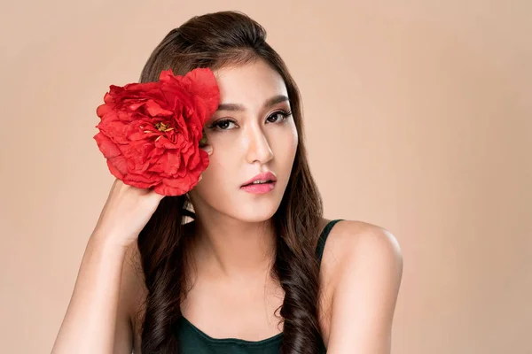 Ardent Female Model Flawless Fair Skin Perfect Makeup Holding Flowers — Stockfoto