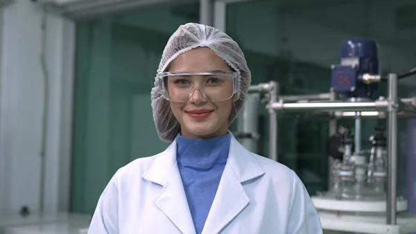 Portrait Woman Scientist Uniform Working Curative Laboratory Chemical Biomedical Experiment — Stok fotoğraf