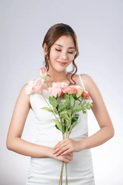 Gorgeous Female Model Flawless Fair Skin Perfect Makeup Holding Flowers — Stockfoto