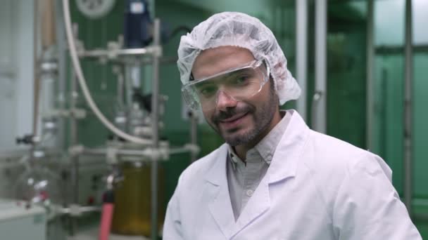 Portret Van Een Man Wetenschapper Uniform Werkend Curatief Laboratorium Voor — Stockvideo