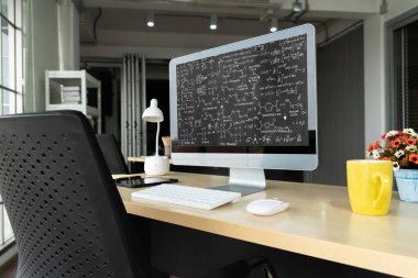 Bilgisayar ekranında bilim ve eğitim kavramını gösteren matematiksel denklemler ve modem formülü