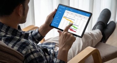 Ekip projesinin zaman çizelgesini gösteren bilgisayar ekranında, modern iş projesi yönetimi için proje planlama yazılımı