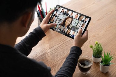 İş dünyasından iş adamlarının modern sanal grup toplantısı için video konferansındaki iş adamları