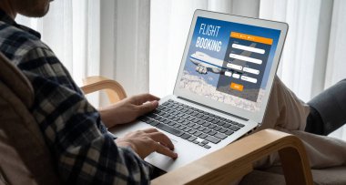 Online uçuş rezervasyon sitesi mod rezervasyon sistemi sağlar. Seyahat teknolojisi kavramı .