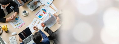 İş adamları grup toplantısı ofisteki en geniş bakış açısından çekildi. İş kadınları, iş adamları ve ofis çalışanları, proje planlama belgeleriyle takım konferansında toplantı masasında çalışıyorlar. .