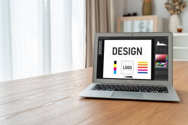 Web sayfasının modern tasarımı ve bilgisayar ekranında gösterilen ticari reklamlar için grafiksel tasarımcı yazılımı