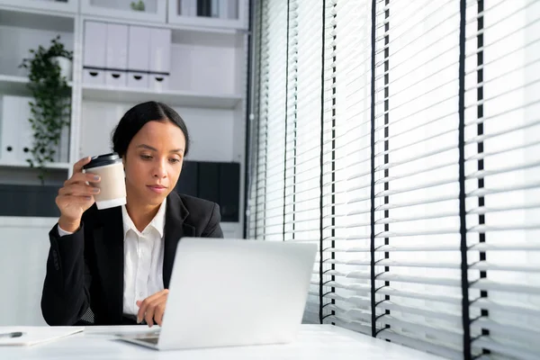 Competent Female Employee Sits Her Desk Cup Coffee Modern Employee — Stock Photo, Image