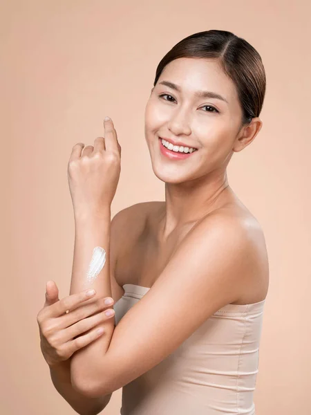 Ardent Girl Soft Makeup Applying Moisturizing Skincare Cream Her Arm — Stockfoto