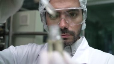 Bilim adamı CBD kenevir yağı ürününü CBD laboratuvarında test etti. Kenevir yağı, çiftlikteki organik kenevirden doğal cbd özütü içerir. .